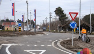 Pocepane državne zastave na kružnom toku na Kelebiji