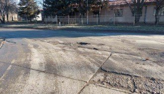 Udarne rupe na Čantavirskom putu kod firme SMB