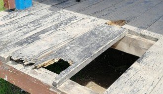 Dotrajao pod u kućici na brdu na Prozivci