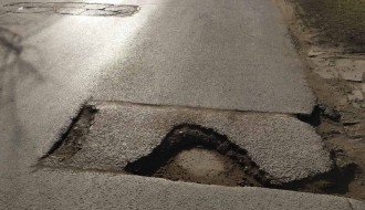 Rupa kod restorana "Dvor"