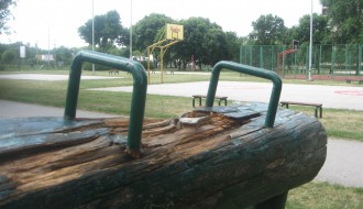 Dotrajao konj sa hvataljkama na terenima na Prozivci