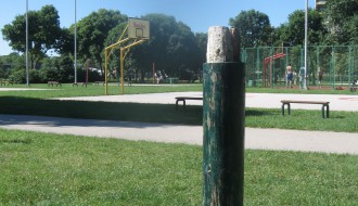 Dotrajao konj sa hvataljkama na terenima na Prozivci