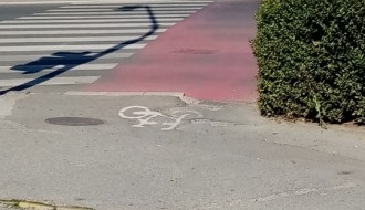 Oštećena biciklistička staza na prelazu kod Lidla