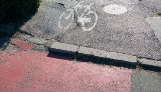 Oštećena biciklistička staza na prelazu kod Lidla