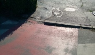 Oštećena biciklistička staza na prelazu kod Lidla