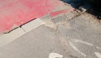 Oštećena biciklistička staza na prelazu kod Lidla