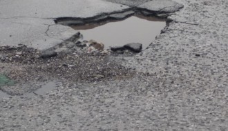 Udarna rupa na raskrsnici ulica Hušveta Lajoša i Velebitske