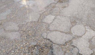 Udarne rupe i oštećenje kolovoza u Zadarskoj ulici