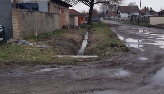Kanal pun smeća u ulici 51. Divizija