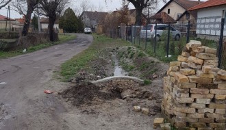 Kanal pun smeća u ulici 51. Divizija