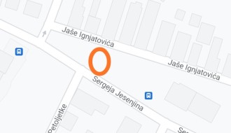Saobraćajni znakovi na trafo stanici na uglu ulica Sergeja Jasenjina i Jaše Ignjatovića