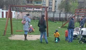 Ljuljaške za decu mlađu od 3 godine na igralištu na Prozivci