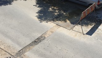 Rupa celom širinom puta u Ulici Mirka Bogovića