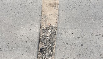 Rupa celom širinom puta u Ulici Mirka Bogovića