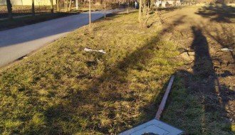 Izvaljen saobraćajni znak za put sa prvenstvom prolaza (Mačvanska ulica)