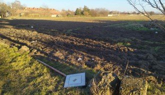 Izvaljen saobraćajni znak za put sa prvenstvom prolaza (Mačvanska ulica)