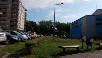 Bahato parkiranje na travi kod bazena na Prozivci