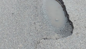 Rupe na putu u Samoborskoj ulici