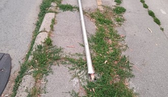 Polomljen znak kod škole "10. oktobar"