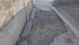 Loš trotoar na Somborskom putu