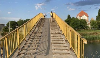 Pešački most iz Jovana Mikića preko pruge