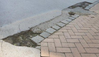 Udarne rupe i izbledeli pešački prelazi na raskrsnici Mirka Bogovića i Braće Radić