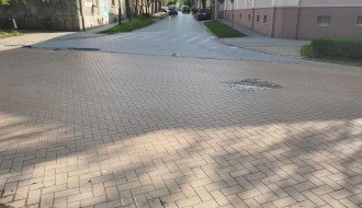 Udarne rupe i izbledeli pešački prelazi na raskrsnici Mirka Bogovića i Braće Radić