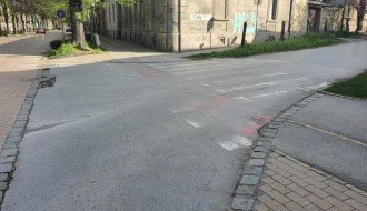 Udarne rupe i izbledeli pešački prelazi na raskrsnici Mirka Bogovića i Braće Radić