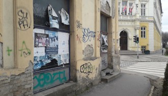 Lokal na raskrsnici ulica Maksima Gorkog i Harambašićeve nastavlja da propada