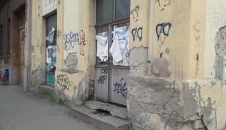 Lokal na raskrsnici ulica Maksima Gorkog i Harambašićeve nastavlja da propada