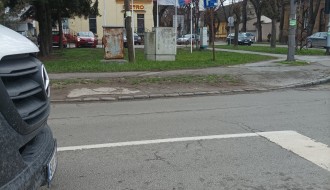 Bandera telefonskih kablova visi (ugao Zagrebačke i Somborska)