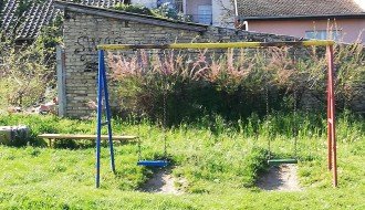 Zapušteno dečije igralište u MZ "Peščara"
