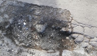 Rupa na kolovozu u Preradovićevoj ulici