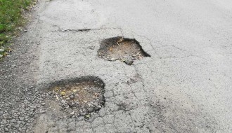 Udarne rupe na raskrsnici ulica Adolfa Singera i Mihajla Pupina