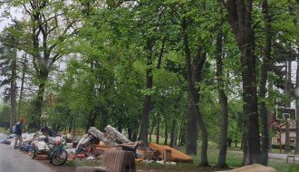 Divlja deponija pored igrališta na Paliću