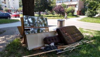 Potrebno češće odnošenje smeća kod zgrada na uglu ulice Kizura Ištvana Kizura i Segedinskog puta