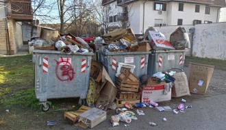 Smeće iz ulaza zgrade Miloša Crnjanskog 10