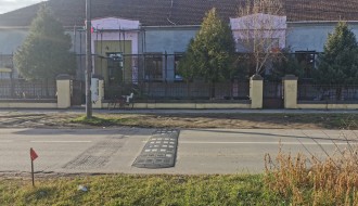 Ograničiti parkiranje ispred OŠ "Đuro Salaj"