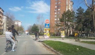 Postavljanje reklama dešavanja na saobraćajne znakove, semafore, stubove po celom gradu