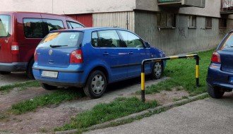 Parkiranje na zelenoj površini u Kumičićevoj ulici