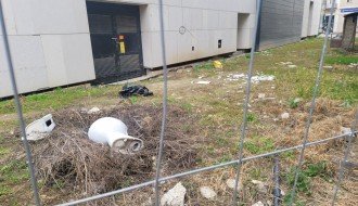 Smeće u krugu zgrade pozorišta još uvek nije očišćeno