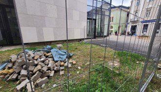 Smeće u krugu zgrade pozorišta još uvek nije očišćeno