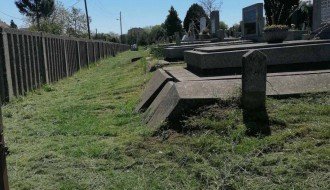 Nepokošena trava na Kerskom groblju