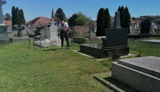 Nepokošena trava na Kerskom groblju