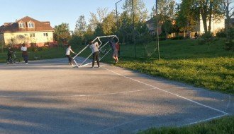 Podizanje i bacanje izvaljene metalne konstrukcije gola