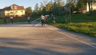 Podizanje i bacanje izvaljene metalne konstrukcije gola