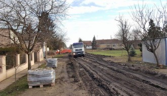 Kamioni uzorali put u ulici Otmara Majera