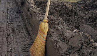 Kamioni uzorali put u ulici Otmara Majera