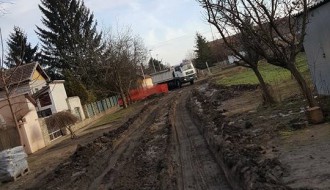 Kamioni uzorali put u ulici Otmara Majera