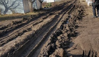 Kamioni uzorali put u ulici Otmara Majera